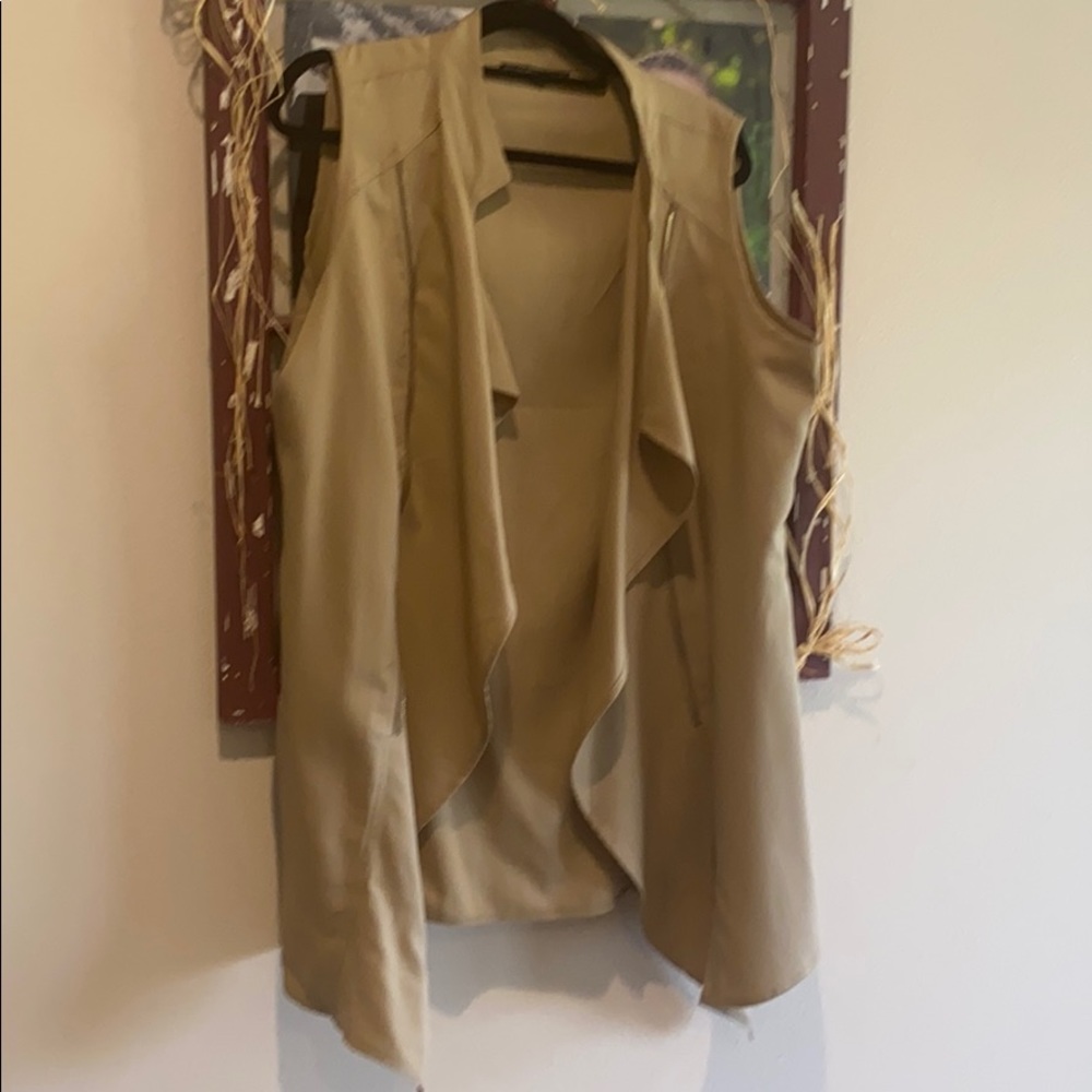 Khaki vest with zipper accent